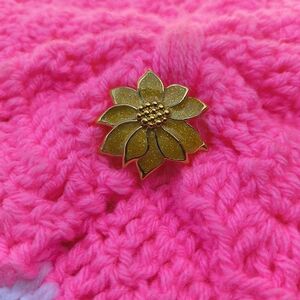 Avon 1987 Brooch Pin Pendant Poinsettia Flower Enamel Yellow Glitter Goldtone